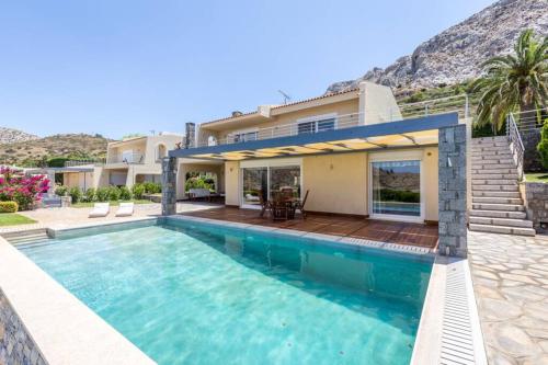 Amazing 5 bedroom Villa with Swimming Pool, Афины (фото 3)