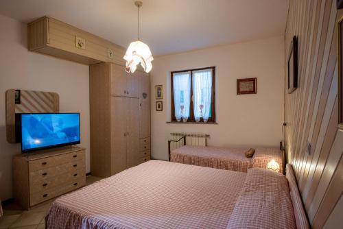 1 queen bed, 1 twin bed