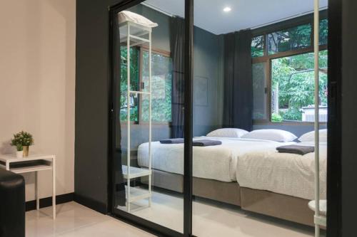 S2 Silom Large room 4-6 guests Full kitchen WIFI, Bangkok
