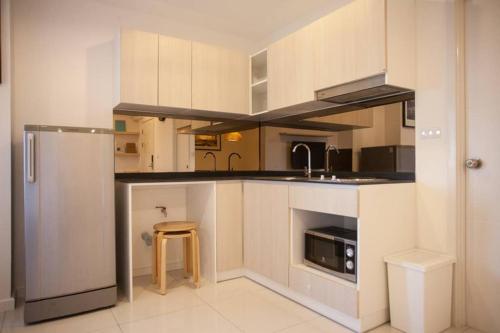 Large 2 Bedrooms/50m to MRT/Free Wifi/Full Kitchen