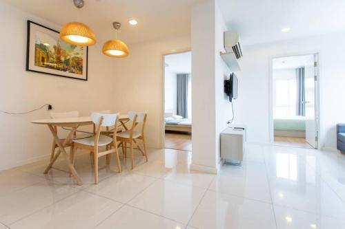 Large 2 Bedrooms/50m to MRT/Free Wifi/Full Kitchen