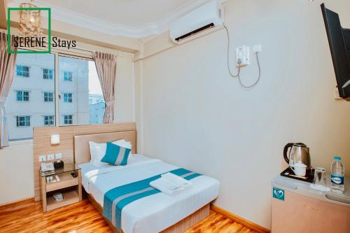 Single Room with Shared Bathroom image 2