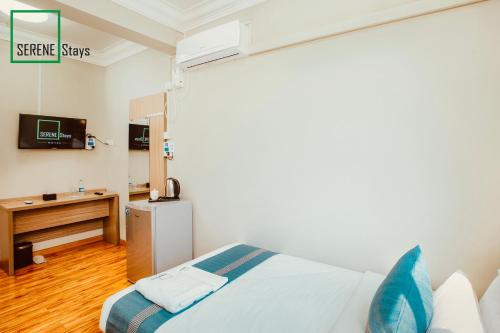 Single Room with Shared Bathroom image 3