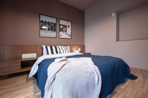 Blue and Peach Two Bedroom Apartment Free Parking image 10
