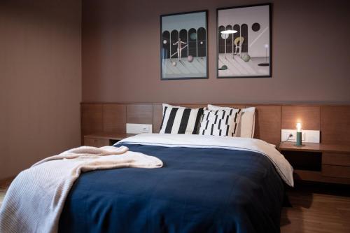 Blue and Peach Two Bedroom Apartment Free Parking image 9