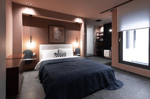 Blue and Peach Two Bedroom Apartment Free Parking image 4