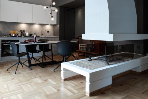Grey and White Two Bedroom Apartment Free Parking image 7