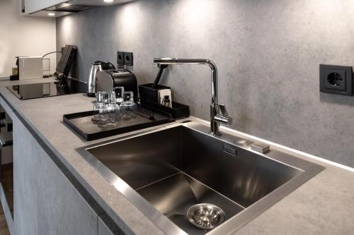 Grey and White Two Bedroom Apartment Free Parking image 5