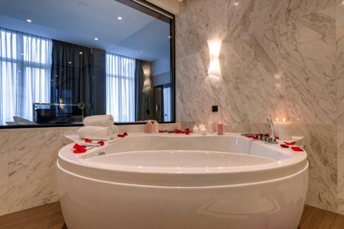 245594154 Radisson Blu Leogrand Hotel