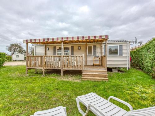 Cosy Mobile Home in Les Mathes with Swimming Pool gîte à louer Les Mathes