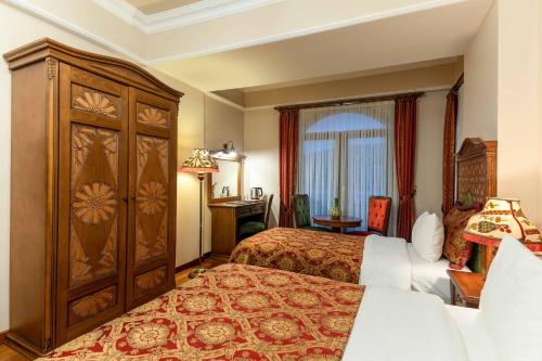 Deluxe Triple Room image 3