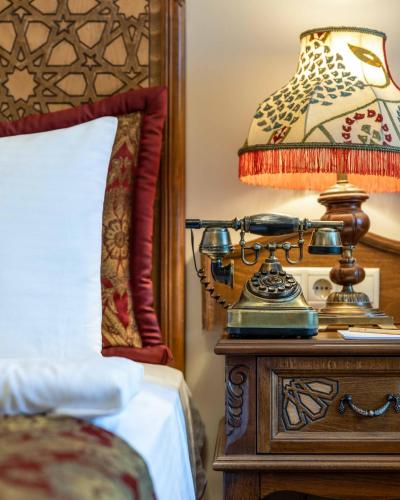 Deluxe Double or Twin Room image 9