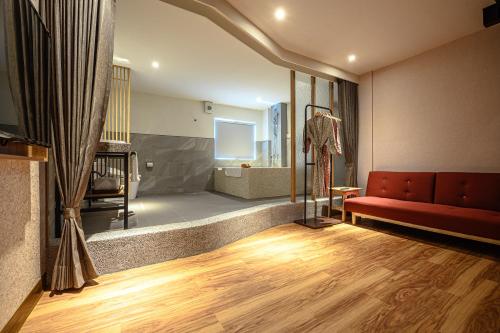 room detail thumbnail 2