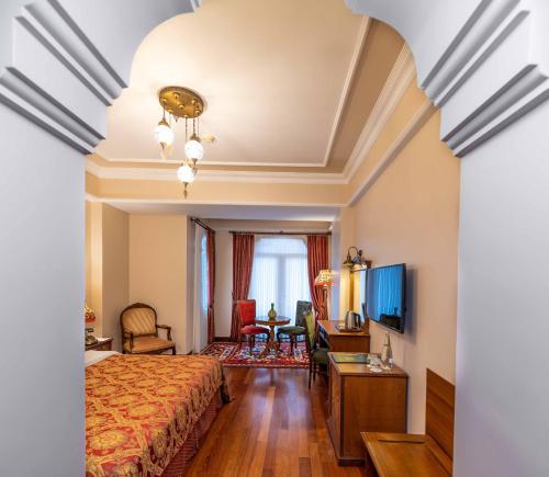 Deluxe Double or Twin Room image 7