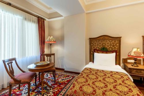 Deluxe Double or Twin Room image 8