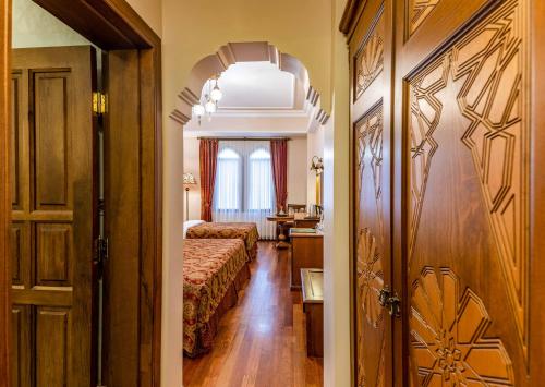 Deluxe Triple Room image 1