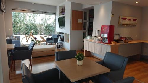 Спільний лаунж/ТБ зона, Diolkos Studios in Лутракі