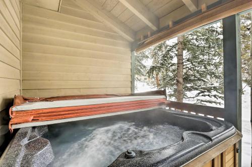 Townhome with Fireplace Less Than 1 Mi to Downtown Breck - image 6