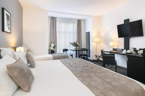 1 king bed, 1 sofa bed