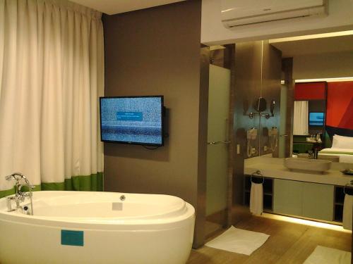 room detail thumbnail 2