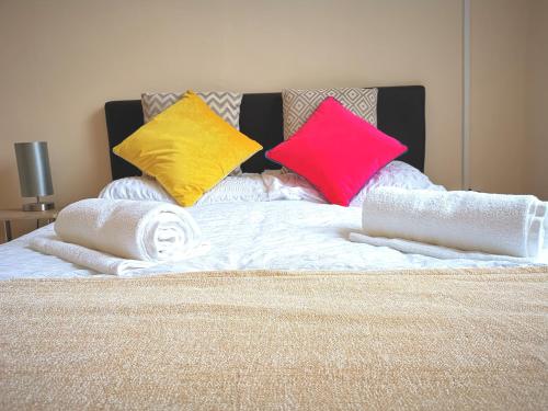 J Spacious 5 Bed Sleeps 9 Long Stays Workers & Families By Your Night Inn Group, , West Midlands