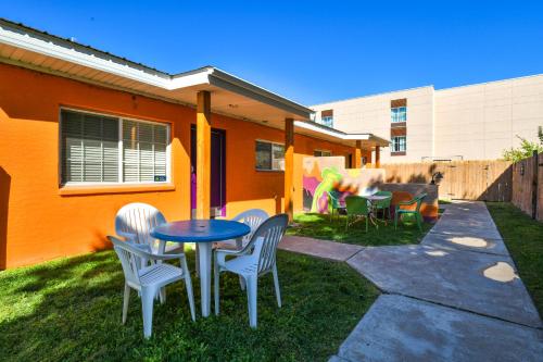 Inn 3 - Downtown 1 bedroom unit sleeps 6 with shared hot tub