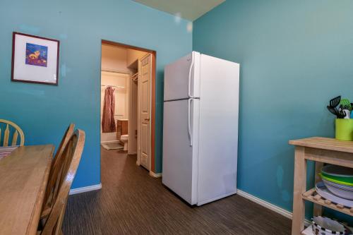 Inn 3 - Downtown 1 bedroom unit, sleeps 6 with shared hot tub