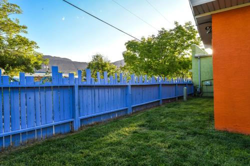 Inn 2 - Downtown 1 bedroom unit sleeps 6 with shared hot tub - image 5
