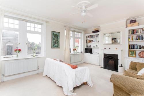 Room In Huge Charming Flat, Wimbledon Park, Wimbledon, London