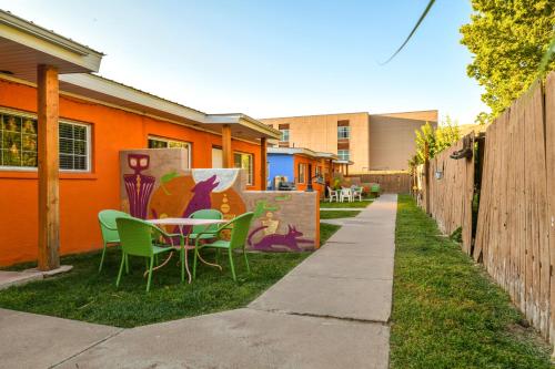 Inn 2 - Downtown 1 bedroom unit, sleeps 6 with shared hot tub
