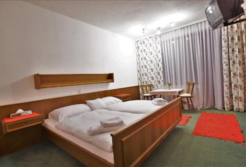 1 king bed, 1 twin bed