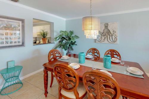 Sea Breeze 106 Beachfront Condo - image 5