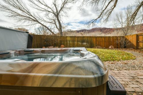 CW343 - Great downtown location with a private hot tub - image 4