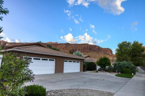 CW343 - Great downtown location with a private hot tub - image 8