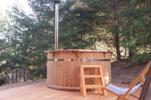 Pezsgőfürdő, Pialous:Chalet en rondins avec Espace Détente (Pialous:Chalet en rondins avec Espace Detente) in Chasse-sur-Rhone