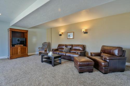 DV - Six bedroom home with private hot tub. Sleeps 22! - image 5