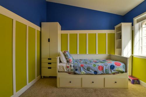 DV - Six bedroom home with private hot tub. Sleeps 22! - image 6