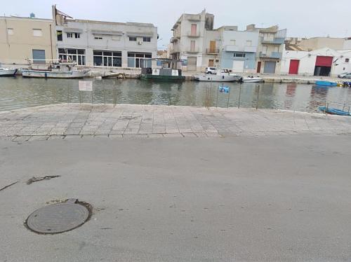  La casuzza sul molo in Mazara del Vallo