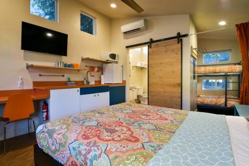 West 4 - Kokopelli West studio. Downtown Location - main image
