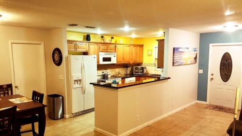 Kitchen, Hidden Oasis in Palm Beach International Airport