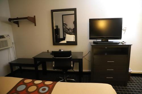Super 8 by Wyndham Richmond Airport VA in Sandston, USA