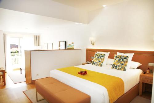 1 queen bed, 1 sofa bed