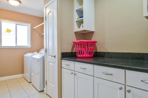 DV - Six bedroom home with private hot tub. Sleeps 22!