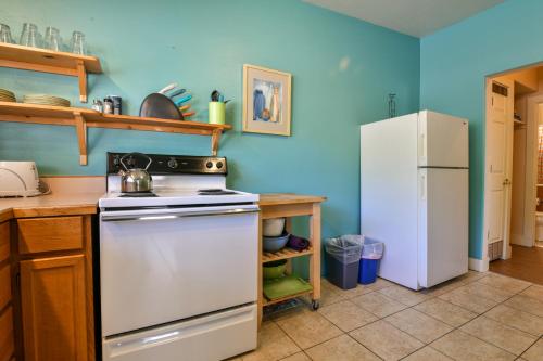 Inn 4 - Downtown 1 bedroom unit, sleeps 6 with shared hot tub