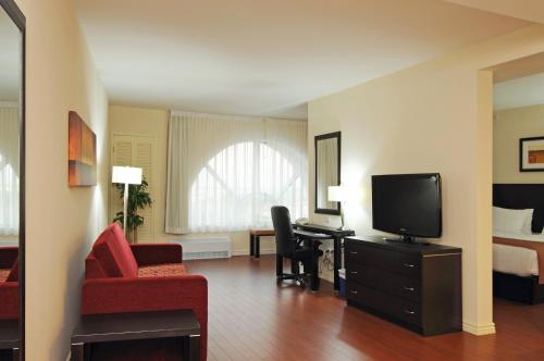 Holiday Inn & Suites Montreal Airport