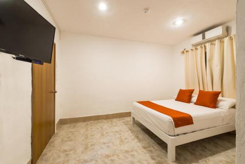 Hotel Caracol Puerto Morelos - Tap to explore photos