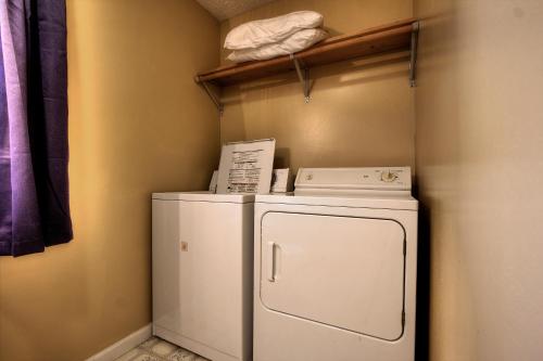 Bear Run Getaway #1136 by Aunt Bug's Cabin Rentals - image 5