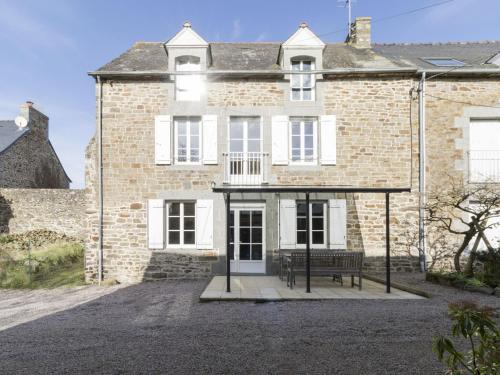 Alluring Holiday Home in Pleudihen-sur-Rance with Garden gîte à louer Le Buet
