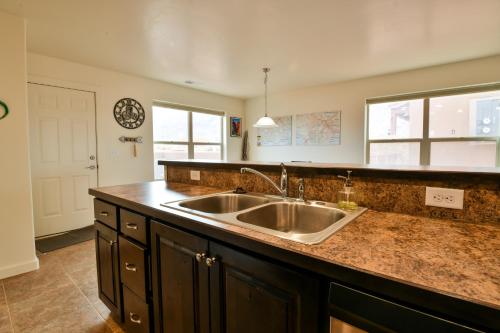 RV16A4 - Moab Outdoor Haven - Newly built in 2019. Spacious 2 bed 2.5 bath