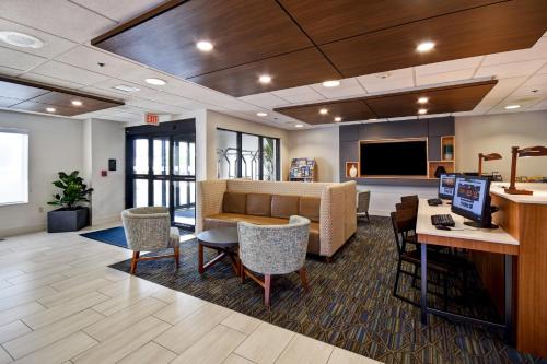 Holiday Inn Express Newport North - Middletown, an IHG Hotel